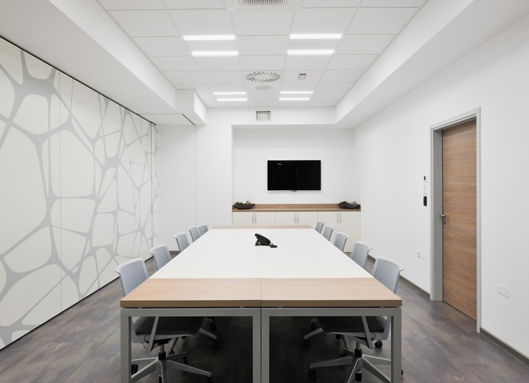 Tlorisna zasnova in notranja oprema pisarniških in trgovskih prostorov TINEX - 