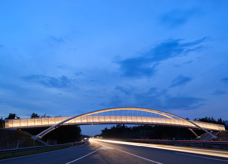 Fußgänger- und Radwegbrücke über die Autobahn A2 bei der Ausfahrt KRANJ-vzhod - 