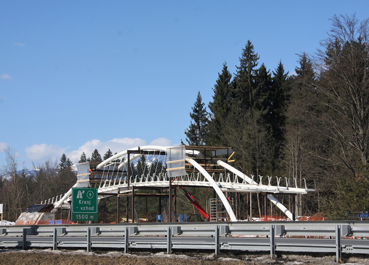 Fußgänger- und Radwegbrücke über die Autobahn A2 bei der Ausfahrt KRANJ-vzhod - 