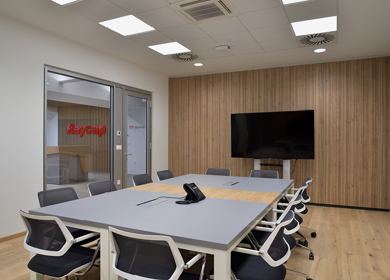 Innenausstattung und Möblierung der Geschäftsräume RAYCAP - 